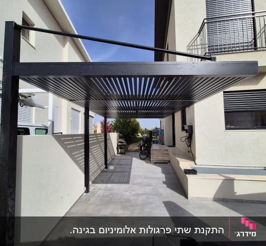 פרגולה מאלומיניום עם קורות אופקיות בחצר